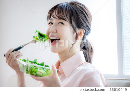 Woman eating salad 88610449