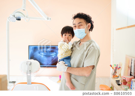 1 歲 11 個月大的男孩正在接受牙科檢查 88610503