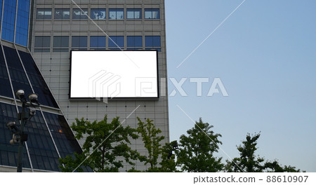 Advertising on the projection screen of nearby shopping malls 88610907