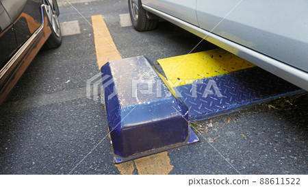 停車場風景<16>(投幣式停車場設置的鎖板裝置) 停車場風景<16>(投幣式停車場設置的鎖板裝置) 88611522