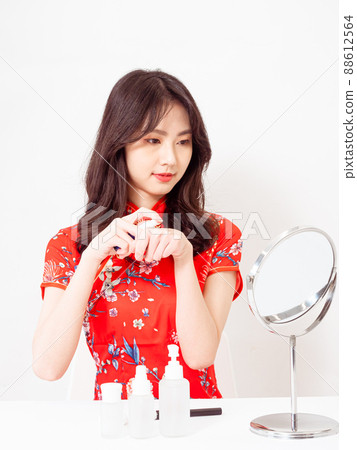 First-ranked author, Tradition, Cheongsam, Cheongsam, Female Nursing, Kyoko, Cosmetology and skin care under a white background. 88612564