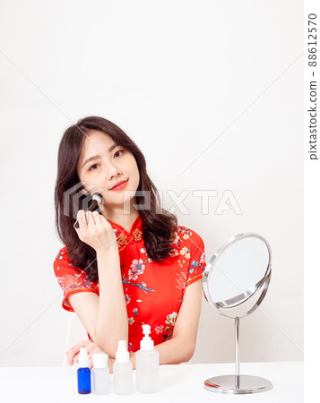 The first-ranked author, the traditional flag of the year, by the female cheongsam, Kyoko, a brush for under white background. The first-ranked author, the traditional flag of the year, by the female cheongsam, Kyoko, a brush for under white background. 88612570