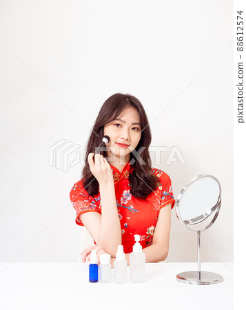 The first-ranked author, the traditional flag of the year, by the female cheongsam, Kyoko, a brush for under white background. 88612574