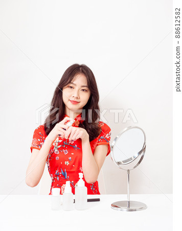 First-ranked author, Tradition, Cheongsam, Cheongsam, Female Nursing, Kyoko, Cosmetology and skin care under a white background. First-ranked author, Tradition, Cheongsam, Cheongsam, Female Nursing, Kyoko, Cosmetology and skin care under a white background. 88612582