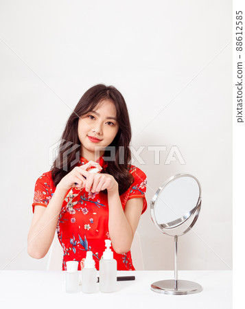 First-ranked author, Tradition, Cheongsam, Cheongsam, Female Nursing, Kyoko, Cosmetology and skin care under a white background. First-ranked author, Tradition, Cheongsam, Cheongsam, Female Nursing, Kyoko, Cosmetology and skin care under a white background. 88612585