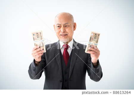 有一大堆賬單的高級男性業務 有一大堆賬單的高級男性業務 88613264