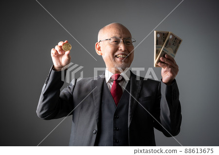 有一大堆錢和虛擬貨幣的老人 有一大堆錢和虛擬貨幣的老人 88613675