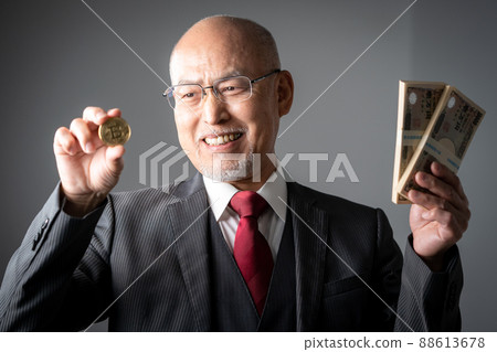 有一大堆錢和虛擬貨幣的老人 88613678