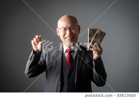 有一大堆錢和虛擬貨幣的老人 有一大堆錢和虛擬貨幣的老人 88613680