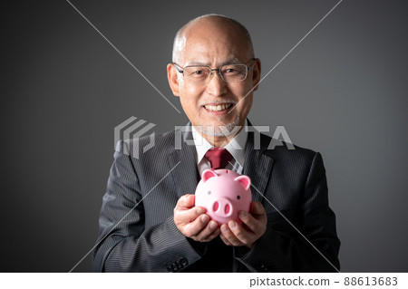 有存錢罐的資深男性事務 有存錢罐的資深男性事務 88613683