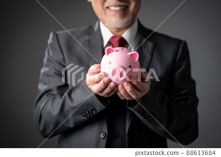 一位老人的手有存錢罐的 一位老人的手有存錢罐的 88613684