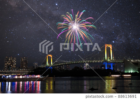 煙花、彩虹橋和星空的圖像素材。 88613691