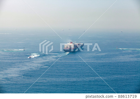 Container ship sails the Red Sea 88613719