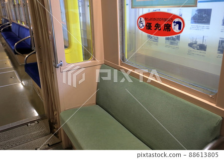 標有公共交通優先座位的貼紙“肢體殘障人士” 88613805