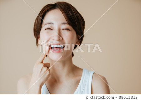 Female whitening teeth 88613812