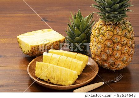 整個菠蘿和切菠蘿板背景 88614648