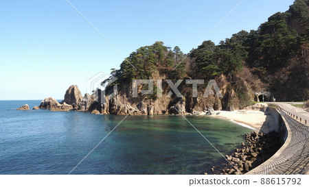 笹川流光深浦海岸高梨岩 88615792