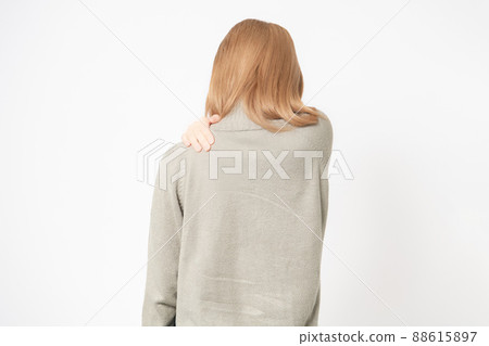 一位肩部僵硬的年輕女子,雙手放在肩上 一位肩部僵硬的年輕女子,雙手放在肩上 88615897