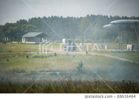 Ukrainian paratroopers during the attack. Ukrainian paratroopers during the attack. 88616464