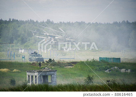 Ukrainian paratroopers during the attack. 88616465