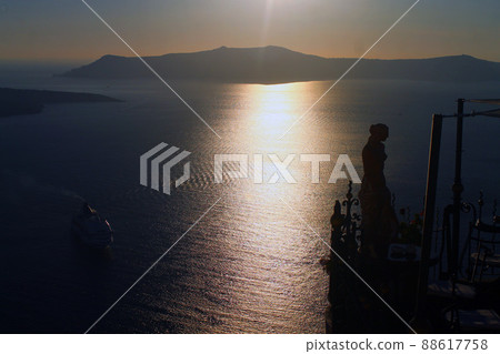 The statue and the mountains 88617758