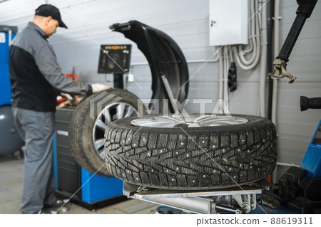 Car wheel and tire fitting equipment 88619311