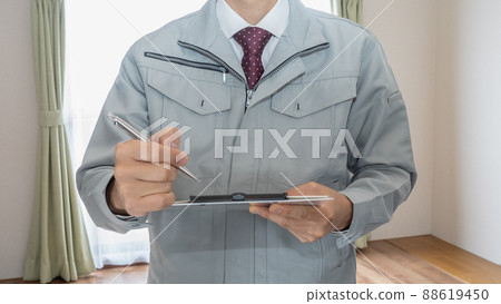 穿著工作服檢查公寓房間的男士 | 改造調查/估計圖像 88619450