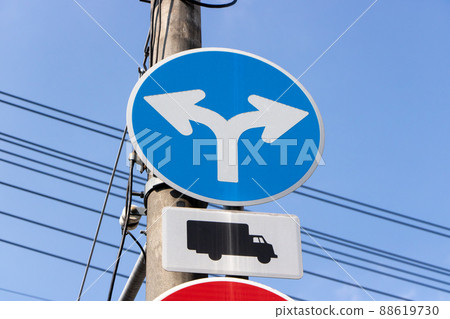 路標。此標誌（管制標誌）“禁止在指定方向以外行駛”和輔助標誌“車輛類型”。 88619730