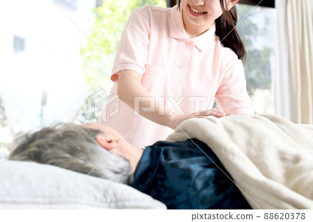 幫助老人在床上的女性護理人員 88620378