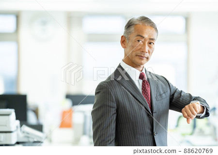 Businessman senior man 88620769