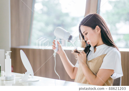 使用吹風機的女人(問題) 使用吹風機的女人(問題) 88621203