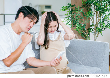 看智能手機的孕婦和男人（擔心） 88621514