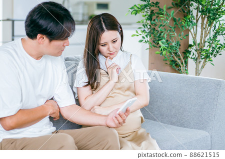 看智能手機的孕婦和男人（擔心） 88621515