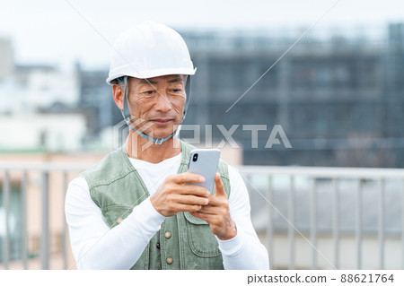 在建築工地工作的中型男工 88621764