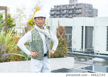 Senior male worker working at a construction site Senior male worker working at a construction site 88622143