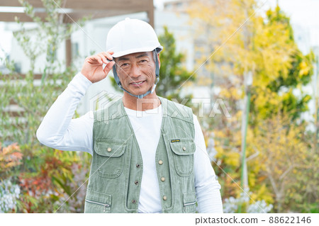 Senior male worker working at a construction site 88622146