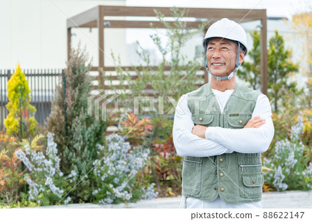 Senior male worker working at a construction site 88622147
