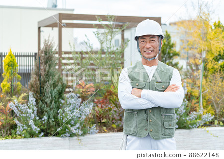 Senior male worker working at a construction site Senior male worker working at a construction site 88622148