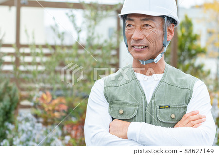 Senior male worker working at a construction site 88622149
