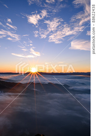 (Gunma Prefecture) Sunrise and sea of clouds seen from the summit of Mt. Tanigawa 88622438