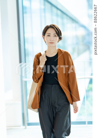 走在辦公室的中年職業女性 圖片合作：LINK FOREST 88622667