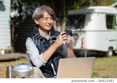 中年男子在戶外使用電腦 88622881