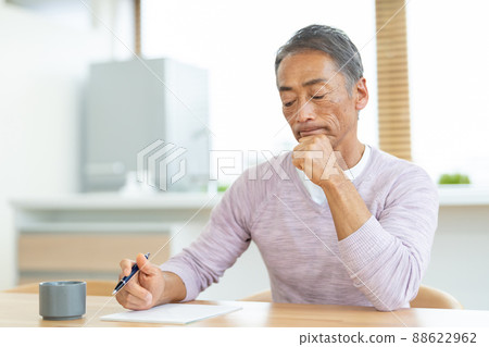 Middle man writing a letter 88622962