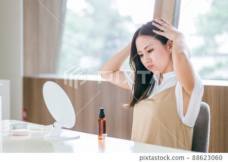 使用美髮產品的女性（問題/頭部按摩） 88623060