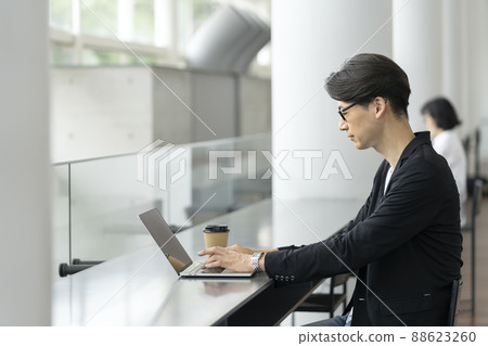 30 多歲男子在筆記本電腦上工作的個人資料或雙重商業形象 88623260