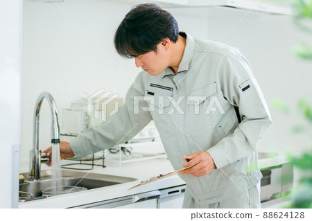 穿著廚房和工作服的男士（供水服務） 88624128