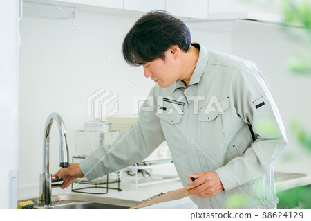 穿著廚房和工作服的男士（供水服務） 88624129