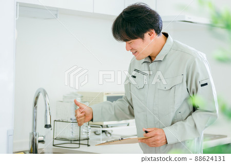 穿著廚房和工作服的男士（供水服務） 88624131