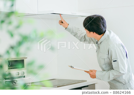 廚房裡的男人和工作服（換氣扇） 88624166