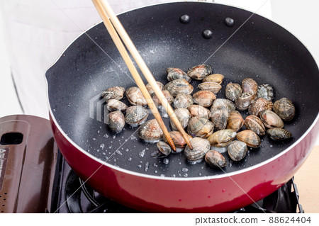 Cooking asari to be cooked Cooking asari to be cooked 88624404
